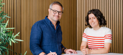 Invitario-Eventstudie 2026 veröffentlicht: Stefan Grossek (re) und Elisabeth Sonnleitner (li) präsentieren die Ergebnisse